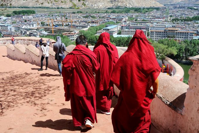 Budhističtí mniši v paláci Potala v tibetském hlavním městě Lhase (snímky z cesty, kterou pro zahraniční novináře zorganizovala čínská vláda).