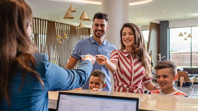 Elektronicky a ještě ručně do knihy hostů? Pokud ve sněmovně projde návrh vládních poslanců, budou recepční v hotelích vyplňovat údaje o českých hostech dvakrát.