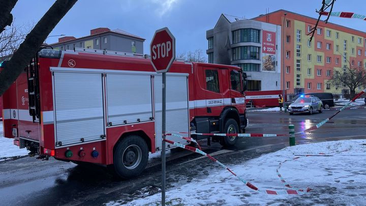 Policie obvinila v souvislosti s tragickým požárem v Mostě dva lidi
