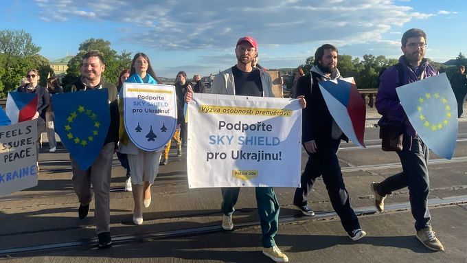 Aktuálně.cz mluvilo s lidmi, kteří roztáhli obří ukrajinskou vlajku a vysvětlovali, proč s ní vyšli do ulic na podporu ochrany Ukrajiny před Ruskem.