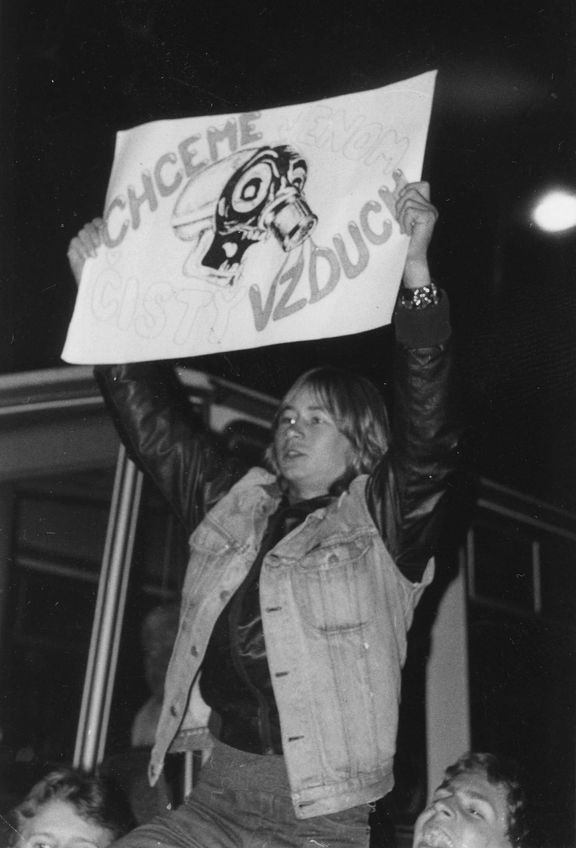 Snímek z demonstrace 13. listopadu 1989 v Teplicích. Pochází z archivu Marka Fujdiaka a je součástí knihy o teplických událostech, nazvané Inverze 89.