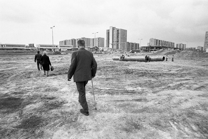 Jedinečné retro. Fotografie Jaromíra Čejky ukazují dávný život na sídlišti v Praze