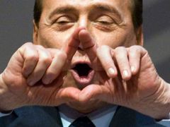 Berlusconi je velký bavič, jeho země je ale prolezlá korupcí a klientelismem