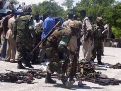 Mírové jednotky Africké unie z Ugandy sbírají v Mogadišu zbraně a munici, které jim odevzdali místní podnikatelé
