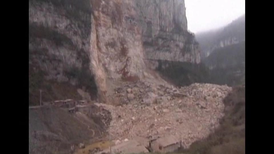 Video: Následky masivního sesuvu půdy v Číně
