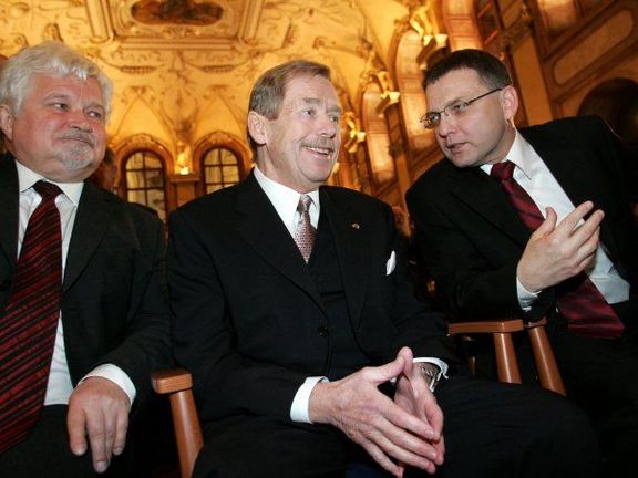 Oslavy 15. výročí sametové revoluce, Václav Havel s Petrem Pithartem a Lubomírem Zaorálkem.