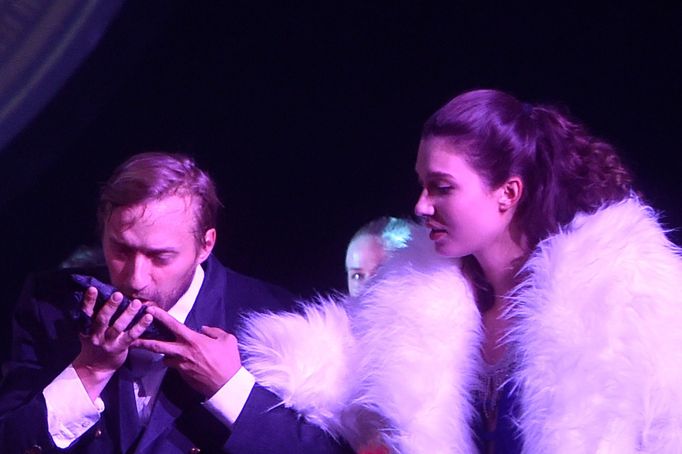 Zleva Petr Panzenberger a Sára Erlebachová jako Lída Baarová.