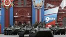 Crew members salute from the top of armoured personnel carriers as they participate in the Victory Parade on Moscow's Red Square May 9, 2012. Russia celebrates the 67th anniversary of the victory over Nazi Germany on Wednesday. REUTERS/Sergei Karpukhin (RUSSIA - Tags: ANNIVERSARY MILITARY) Published: Kvě. 9, 2012, 7:57 dop.