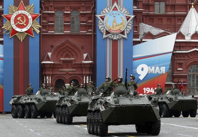 Crew members salute from the top of armoured personnel carriers as they participate in the Victory Parade on Moscow's Red Square May 9, 2012. Russia celebrates the 67th anniversary of the victory over Nazi Germany on Wednesday. REUTERS/Sergei Karpukhin (RUSSIA - Tags: ANNIVERSARY MILITARY) Published: Kvě. 9, 2012, 7:57 dop.