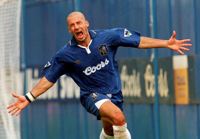 Italský fotbalista Gianluca Vialli v roce 1996, kdy hájil barvy Chelsea