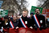 V celé Francii se pak do manifestace zapojilo podle vlády přes 800 tisíc osob, odbory uvádí 1,5 milionu.