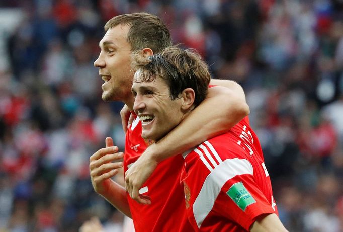 Mario Fernandes a Arťom Dzjuba slaví vítězství Ruska nad Saúdskou Arábií na MS 2018