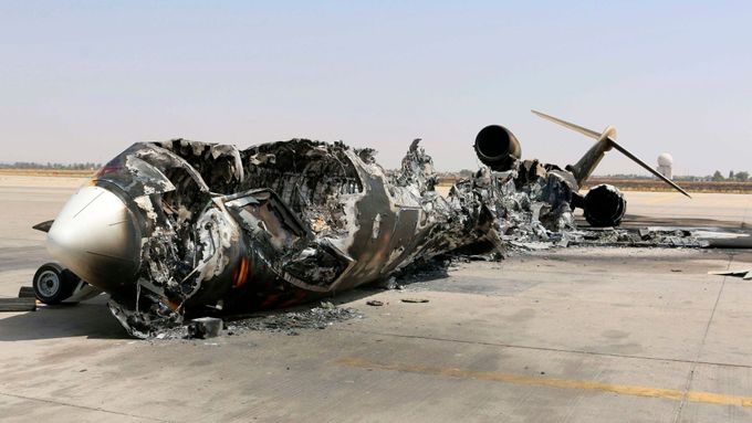 Snímek z bojů o letiště v Tripolisu.