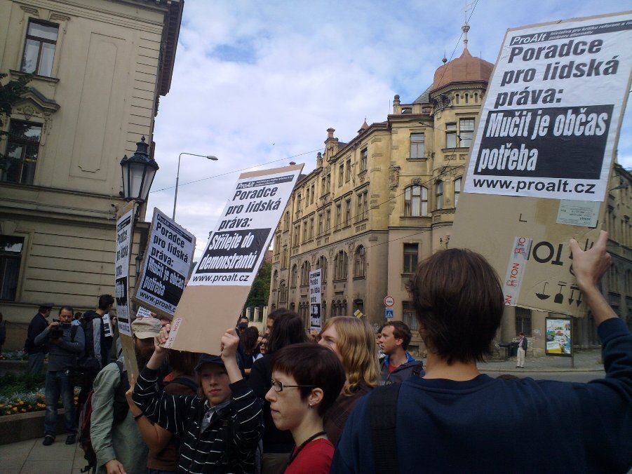 Demonstrace proti Romanu Jochovi