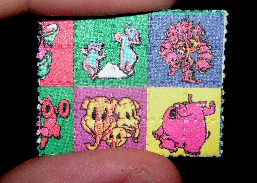 papírek napuštěný LSD, droga