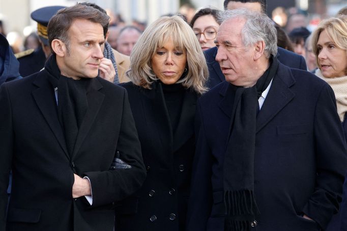 Francouzský prezident Emmanuel Macron, jeho manželka Brigitte Macronová a francouzský premiér Francois Bayrou.