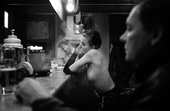 Praha, Žižkov - Hospoda U Pytlíčků, 1998. Bára seděla u baru, pila pivo. 