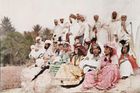 Alžírští tanečníci a hudebníci z kmene Ouled Naïl ve městě Bou Saada, rok 1911.
V této době Alžírsko podobně jako okolní části severní Afriky ovládala Francie.
