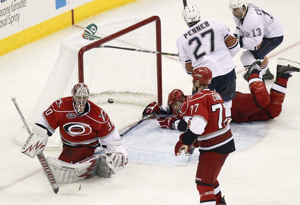 Srážky, bitky a góly v nočních zápasech NHL