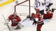 Dustin Penner (27) z Edmonton Oilers právě skóruje v zápase proti Carolina Hurricanes. Cam Ward (v brance) je překonán.