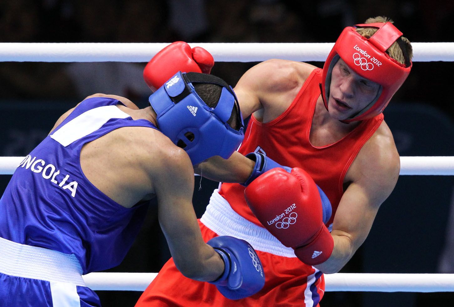 Český boxer Zdeněk Chládek bojuje v kategorii do 64 kg s Mongolem Munch-Erdene Urančimegem na OH 2012 v Londýně.