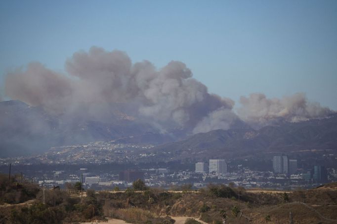 Požár se začal šířit z Pacific Palisades, severozápadního předměstí druhého největšího amerického města.