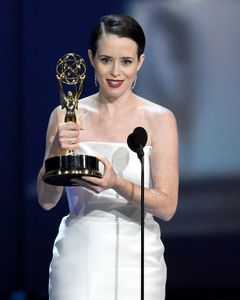 Claire Foyová se svou Emmy za seriál The Crown.