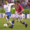 Fotbal, Česko - Itálie 2002: Vladimír Šmicer (7) - Gianluca Zambrotta (19)