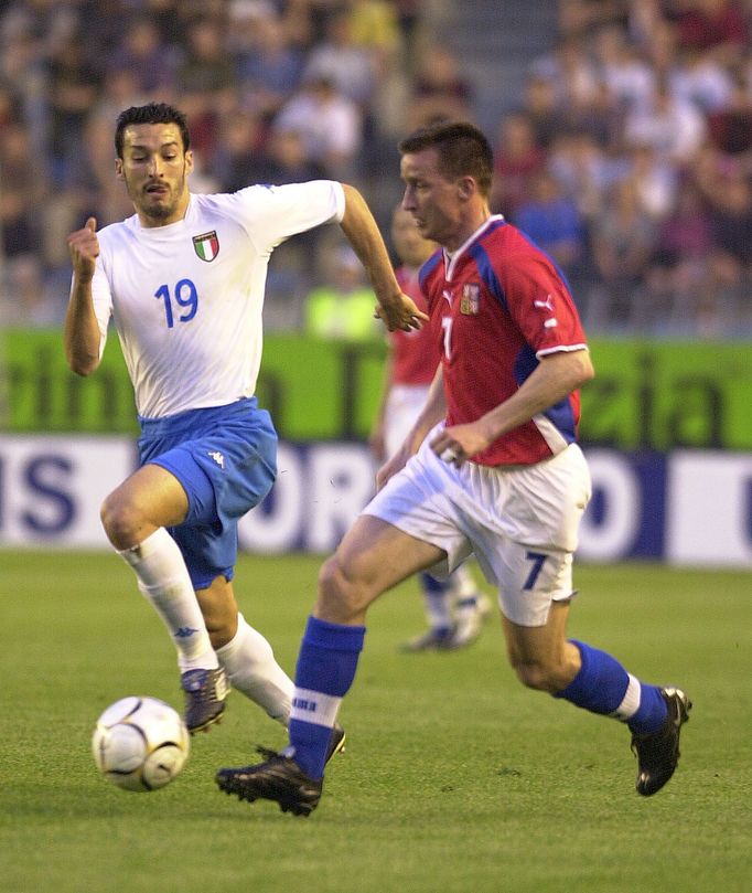 Fotbal, Česko - Itálie 2002: Vladimír Šmicer (7) - Gianluca Zambrotta (19)