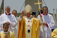 Papež a věda: Rozpory se týkají lidského početí