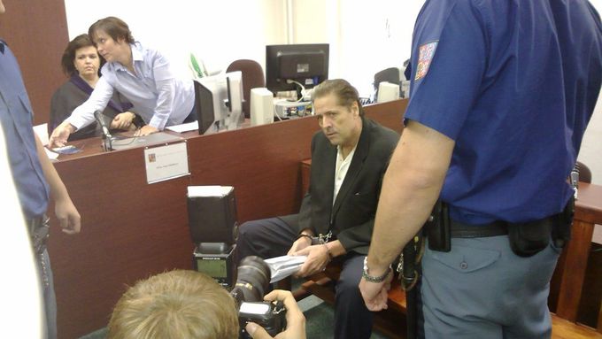Obžalovaný Gilbert Ferguson McCrae před Městským soudem v Praze.