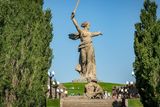 9. Socha vznikla v roce 1959 jako součást památníku bitvy o Stalingrad z druhé světové války. Zpodobňuje antickou bohyni vítězství Niké. Jde zároveň o nejvyšší sochu ženy na světě.
