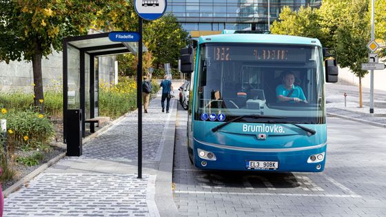 Na Brumlovku bez nafty. Kancelářskou čtvrť v Praze obsluhují výhradně elektrobusy