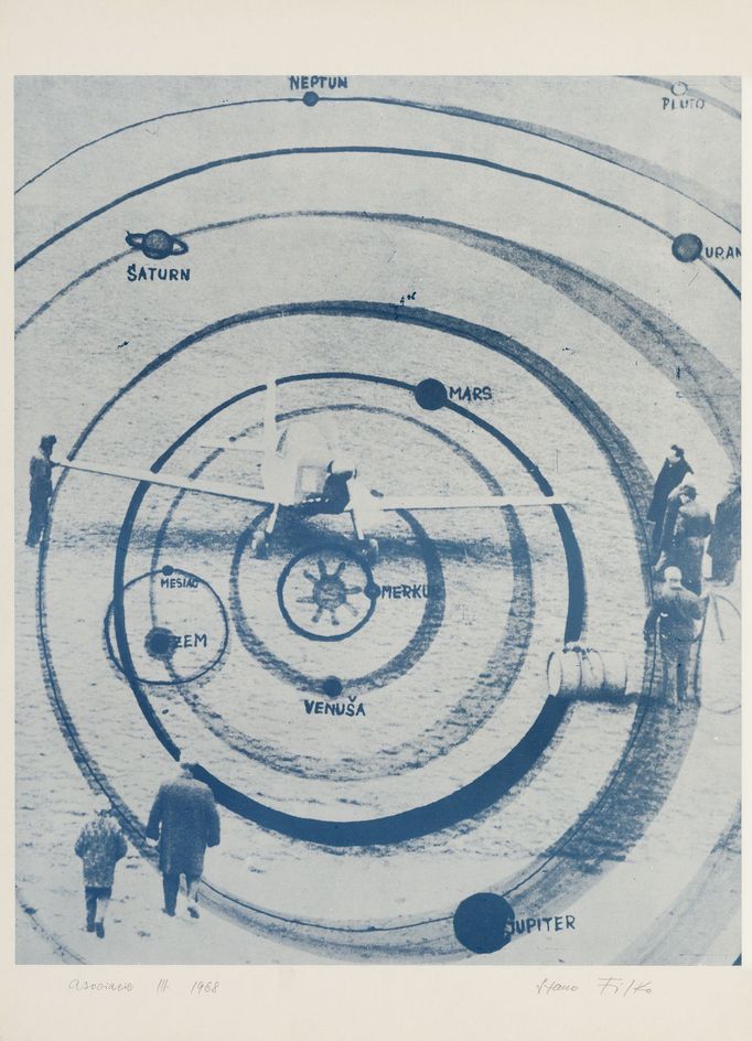Stano Filko: Pomník Slnečnej sústavy (Asociácie III), 1968 až 1969, z albumu Asociácie, 1969, sítotisk, papír, 70 × 50 cm.