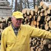 73letý dřevorubec a včelař Arnošt Klukas