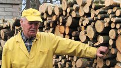 73letý dřevorubec a včelař Arnošt Klukas