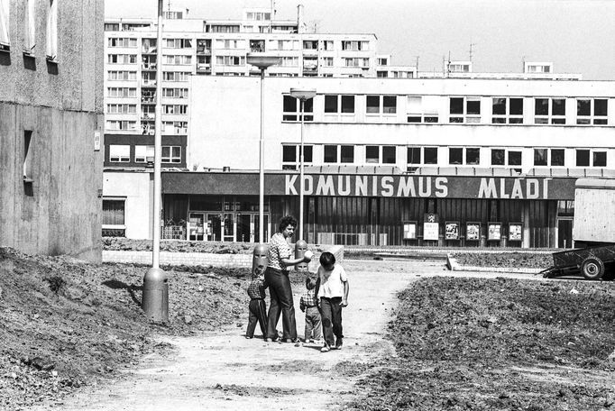 Jedinečné retro. Fotografie Jaromíra Čejky ukazují dávný život na sídlišti v Praze