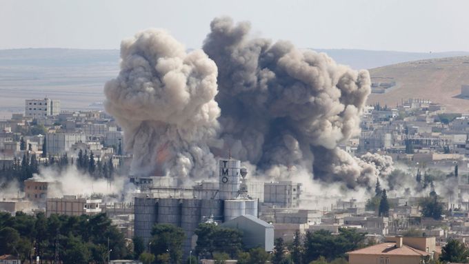 Snímek z bombardování syrského Kobani