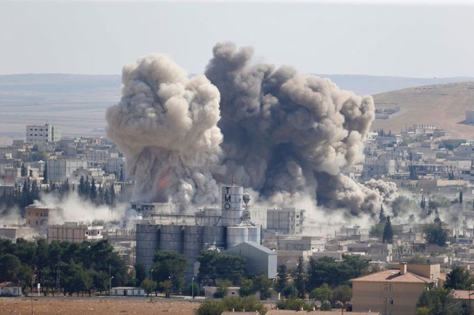 Severosyrské město Kobani po jednom z leteckých úderů spojenců vedených USA. Bombardování má zastavit postup džihádistů z Islámského státu.