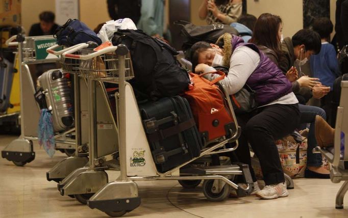 Číňanka čeká na odlet do vlasti na mezinárodním letišti Narita.