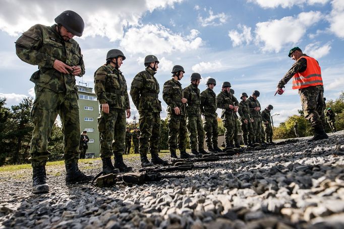 Na pěchotní střelnici vojenského prostoru Březina byli vedle atletů také rychlostní kanoisté, slalomáři, pětibojaři, parašutisté, veslař a cyklistka.