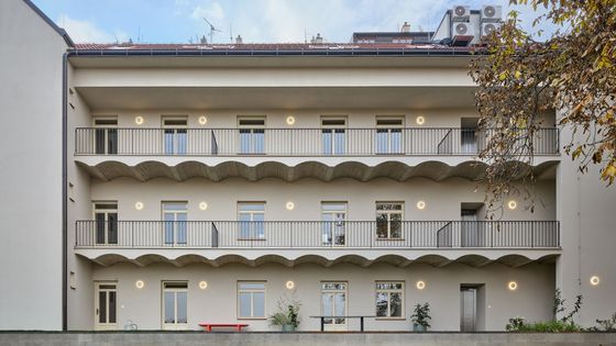 Starý městský dům dostal svěží háv. Z pavlačí jsou soukromé balkony