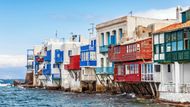 8. Mykonos (Kyklady) - Na ostrově s rozlohou kolem 86 kilometrů čtverečních se budou kochat především milovníci tradiční řecké architektury. Turisté doporučují hlavně návštěvu ulice Matoyianni, jejíž dominantou jsou mlýny ze 16. století nebo přístavu, kterému se říká malé Benátky.