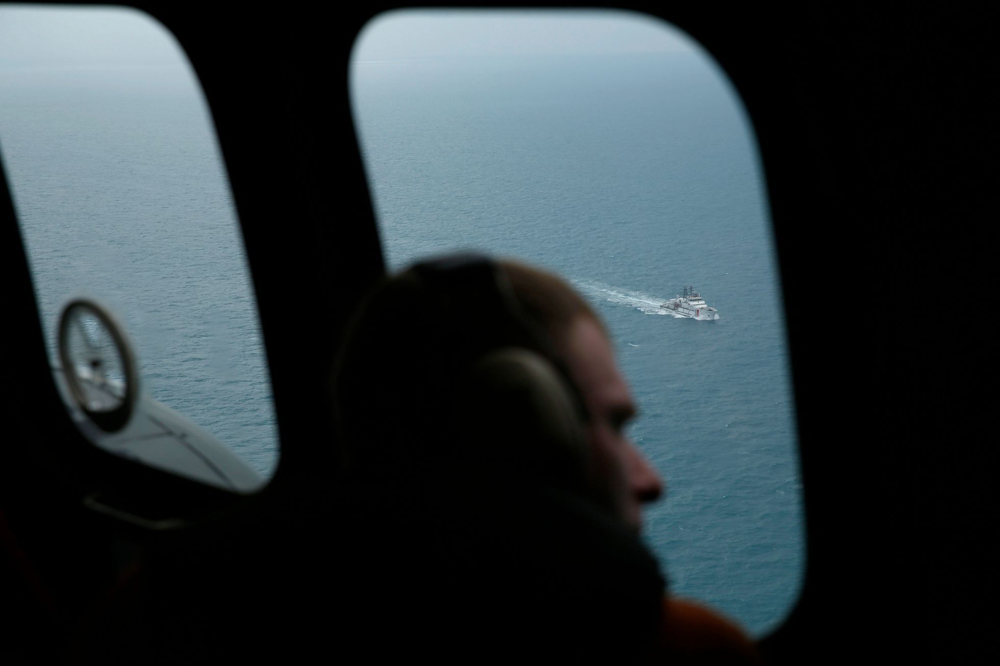 Vytahování trosek letounu airbus A320-200  letecké společnosti AirAsia
