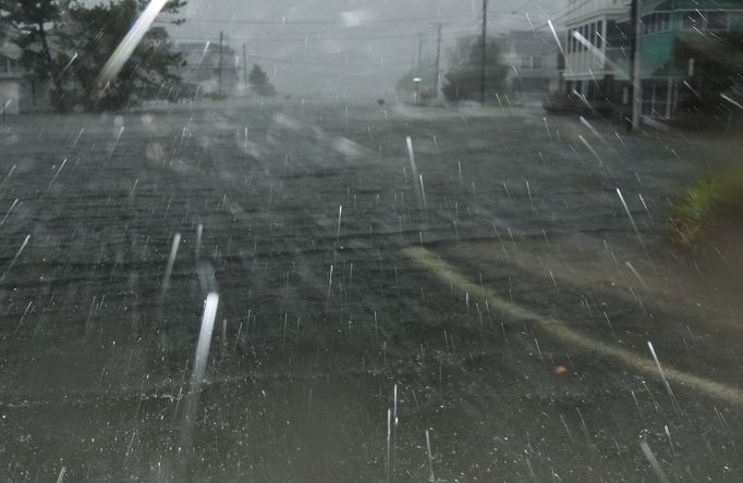 Hurricane Sandy causes street flooding as it comes ashore in Dewey Beach, Delaware, October 29, 2012. REUTERS/Jonathan Ernst (UNITED STATES - Tags: ENVIRONMENT DISASTER) Published: Říj. 29, 2012, 9:44 odp.