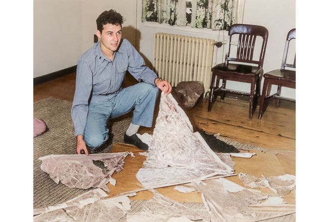 Meteorolog Irving Newton s troskami ve Fort Worth, 8. července 1947. Armáda je identifikovala jako meteorologický balón s radarovým odražečem. Kolorováno