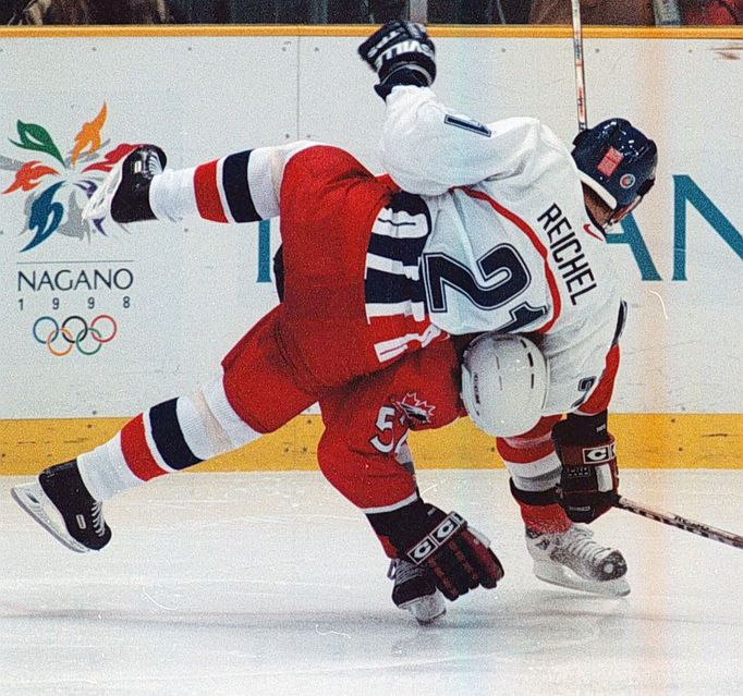 Robert Reichel padá v souboji se sopueřem na Turnaji století, na olypiádě v Naganu 1998