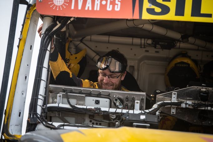 Martin Macík mladší jel v 10. etapě Rallye Dakar bez předního okna