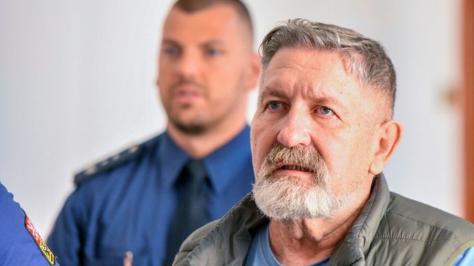 Obžalovaný Jiří Chmelarčík na chodbě krajského soudu, 18. června 2025, Plzeň.