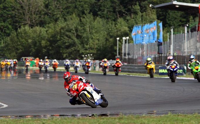 Patrik Vostárek vedl po většinu závodu celé startovní pole třídy Superstock600.